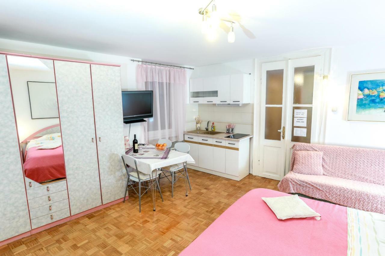 Apartments Pyros ピラン エクステリア 写真